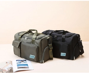 Dettaglio di borse da palestra in nylon impermeabile verde militare e nero con tasche