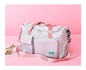 Vista dettagliata della borsa da palestra in nylon impermeabile con tasche e cinghie rosa