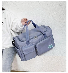 Dettaglio della borsa da viaggio impermeabile grigio-blu con tasche multiple in nylon