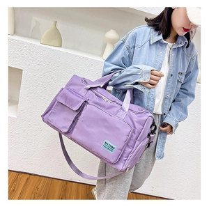 Borsa da fitness in nylon viola con tessuto impermeabile e design multi-tasca sul modello