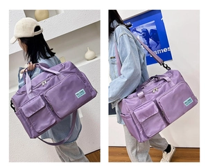 Dettaglio macro della borsa da palestra in nylon viola con due tasche frontali