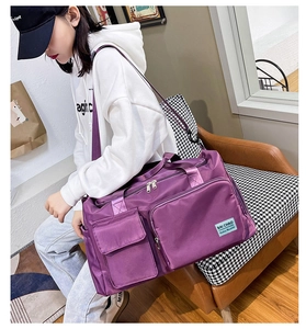 Dettaglio borsa da palestra in nylon viola con tessuto impermeabile e due tasche frontali