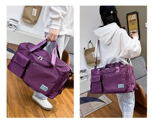 Dettaglio della borsa fitness in nylon viola impermeabile con multitasche e tracolla regolabile