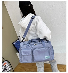 Dettaglio della borsa sportiva in nylon lavanda con scomparto umido e tasche multiple