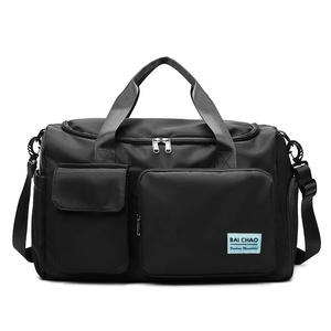 Dettaglio borsa fitness in nylon impermeabile con manici e logo del marchio