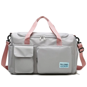Dettaglio borsa fitness in nylon impermeabile con cinghie rosa e tasche portaoggetti multiple