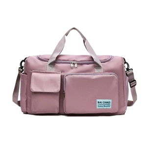 Dettaglio della borsa da palestra in nylon viola con tessuto impermeabile e tasche