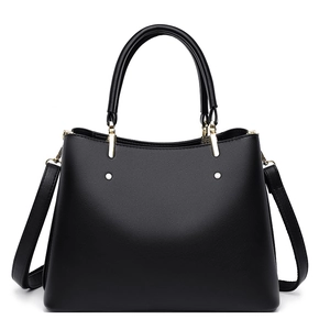 Sac à main classique en cuir noir pour femme avec détails dorés et bandoulière amovible