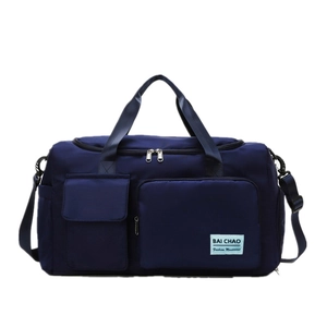 Dettaglio del borsone da viaggio in nylon blu navy con doppi manici e tasche frontali