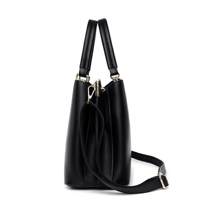 Sac à main chic en cuir noir à texture litchi avec détails dorés et bandoulière réglable