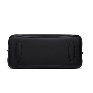 Vue du dessous du sac cabas en cuir noir avec coussinets de protection et coutures précises
