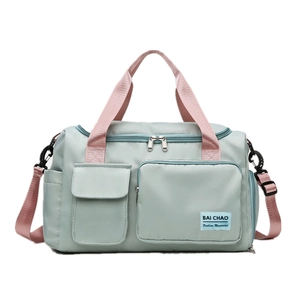 Vista dettagliata della borsa da palestra in nylon verde impermeabile con spalline rosa e tasche