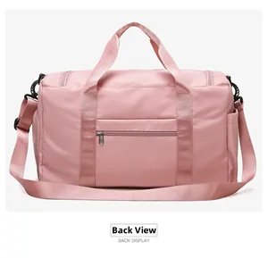 Vista posteriore della borsa da fitness in nylon rosa impermeabile con cinghie rinforzate