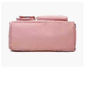 Vista dettagliata del fondo della borsa da palestra rosa impermeabile con cuciture robuste