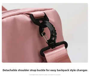 Dettaglio del gancio girevole a 360 gradi sulla borsa fitness in nylon rosa impermeabile