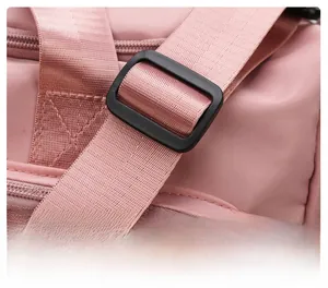 Dettaglio della tracolla regolabile e fibbia in plastica nera della borsa da yoga