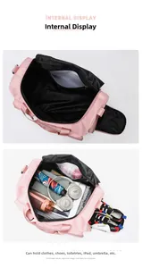 Dettaglio borsa fitness in nylon rosa con grande capacità e scomparto per scarpe