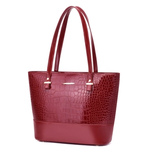 Sac cabas bordeaux élégant avec motif crocodile, patchwork de cuir et détails dorés