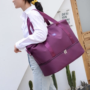 Bolsa de viaje lila con separación seco-húmedo y compartimento inferior para calzado