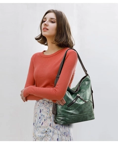 Vue détaillée d'un sac bandoulière en cuir souple vert avec fermeture éclair et sangle