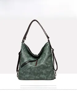 Détail frontal du sac vintage vert clair en cuir PU texturé avec bandoulières marron