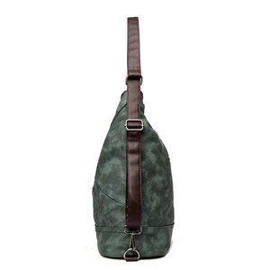 Grand sac à main vintage en similicuir vert avec bandoulière marron vue de côté