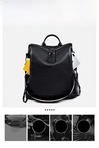 Dettaglio dello zaino in pelle PU nera con tasche laterali con zip e rivetti in metallo