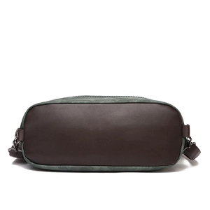Sac bandoulière minimaliste en cuir vert et marron avec base large et anneaux en D