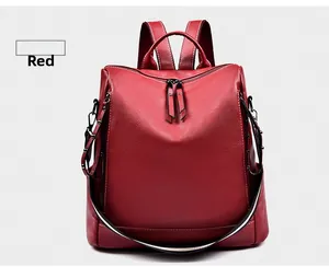 Dettaglio della pelle martellata rossa e borchie metalliche su uno zaino di moda