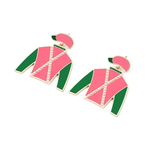 Détail d'une boucle d'oreille veste de jockey rose et verte avec perle et bord doré