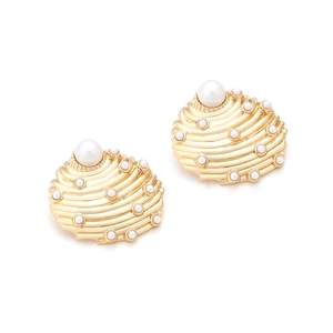 Boucles d'oreilles coquillage dorées avec perles blanches pour un style de plage vintage