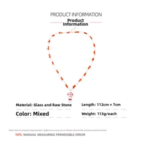 Détail du collier de perles avec pendentif carpe koi en verre et pierres naturelles