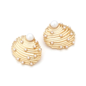 Boucles d'oreilles coquillage dorées avec perles blanches pour style plage