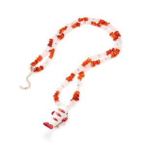 Collier artisanal en gravier avec pendentif carpe koï rouge et blanc et fermoir doré