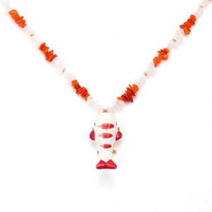 Collier fait main avec pierres concassées orange et blanches et pendentif poisson koi