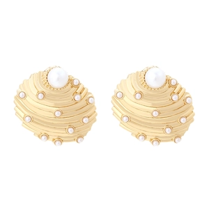 Boucles d'oreilles coquillage dorées avec perles incrustées pour un look de plage chic