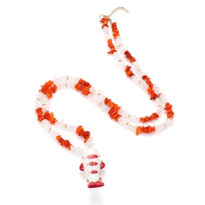 Collier artisanal perlé avec éclats de pierre orange et pendentif carpe koi pour femme