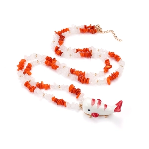 Collier en pierres naturelles avec pendentif carpe koi en céramique sur fond blanc pur