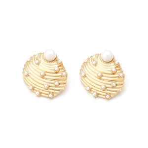 Boucles d'oreilles coquillage doré avec vagues et perles incrustées style vintage de plage
