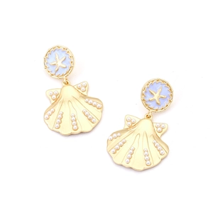 Détail de boucles d'oreilles étoile de mer dorées avec émail et petites perles
