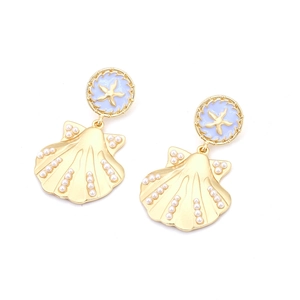 Détail de boucles d'oreilles étoile de mer et coquillage en émail bleu et perles blanches