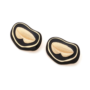 Boucles d'oreilles ovales en émail avec relief de feuille d'or sur fond blanc