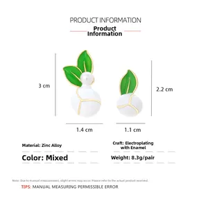 Vue détaillée de boucles d'oreilles magnolia asymétriques en émail avec dimensions