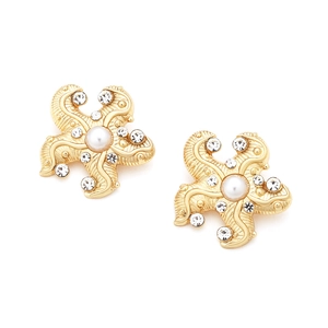 Dettaglio degli orecchini a stella marina dorati con perla e strass scintillanti