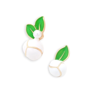 Détail de boucles d'oreilles magnolia en émail avec feuilles vertes et perles blanches