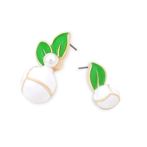 Boucles d'oreilles magnolia en émail blanc avec feuilles vertes et perles élégantes