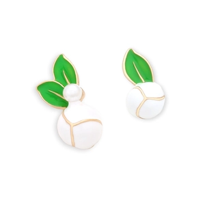 Boucles d'oreilles magnolia asymétriques avec émail blanc et détails dorés
