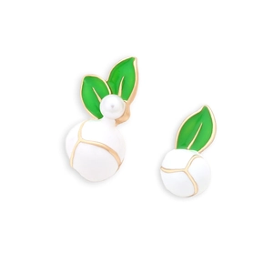 Boucles d'oreilles fleur de magnolia en émail blanc avec bordure dorée et perles
