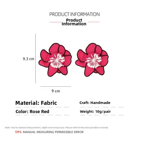 Détails des dimensions et du matériau des boucles d'oreilles fleurs en tissu faites main