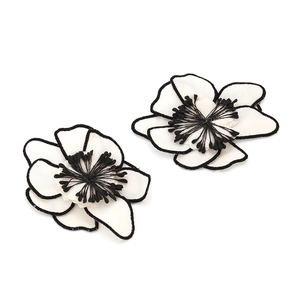 Boucles d'oreilles bohèmes faites main avec grandes fleurs en tissu superposées bicolores